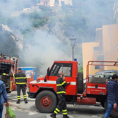 Minori, camion in fiamme in pieno centro [FOTO]