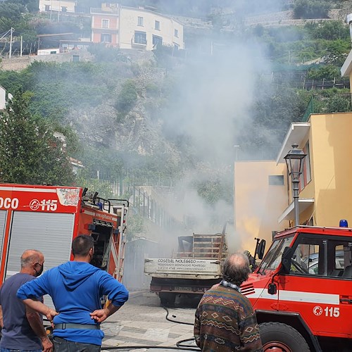 Minori, camion in fiamme in pieno centro [FOTO]