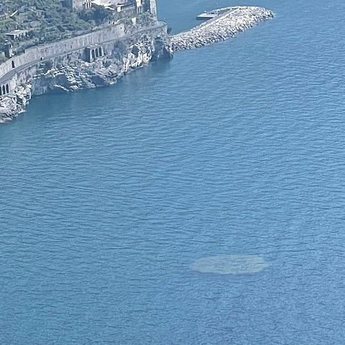 Minori, chiazza marrone nello specchio acqueo antistante la spiaggia