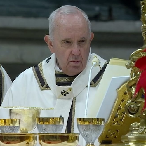 Minori, Daniele Civale accanto a Papa Francesco durante la Messa della Notte di Natale 