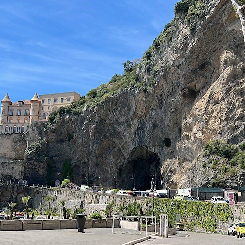 Minori, divieto di prosecuzione per attività di parcheggio e rimessaggio alla Grotta dell’Annunziata