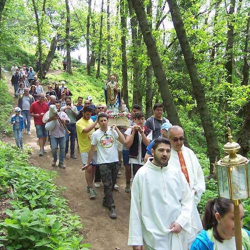La processione lungo il sentiero del Convento