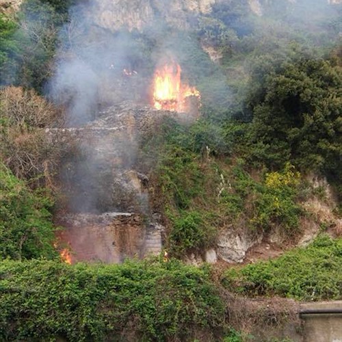 Minori: incendio in località Pioppi, intervento dei Vigili del Fuoco [FOTO]