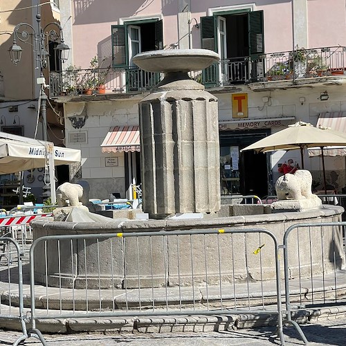 Minori: lavori sospesi alla Fontana dei Leoni. Parla l’ex sindaco Lembo: «Un piccolo gioiello sfregiato. Un disastro!»