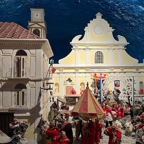 Minori, nel Presepe di Largo Tommaso Brandolini riprodotta la Basilica di Santa Trofimena /VIDEO