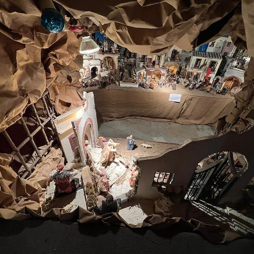 Minori, nel Presepe di Largo Tommaso Brandolini riprodotta la Basilica di Santa Trofimena /VIDEO