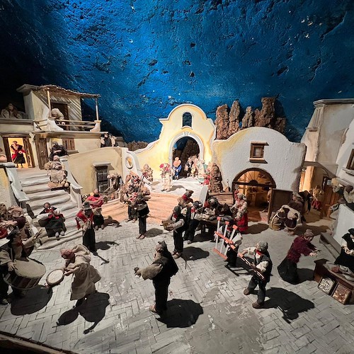 Minori, nel Presepe di Largo Tommaso Brandolini riprodotta la Basilica di Santa Trofimena /VIDEO