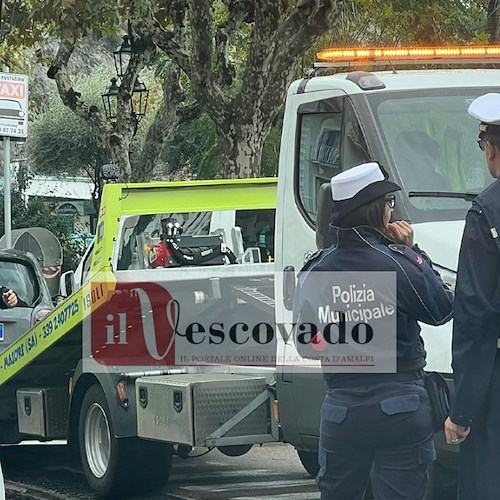 Minori, non si ferma all'ALT dei Carabinieri e investe turista<br />&copy; Massimiliano D'Uva