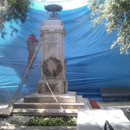 Minori, pensionato decide di restaurare Monumento ai Caduti. Il plauso del Sindaco /FOTO