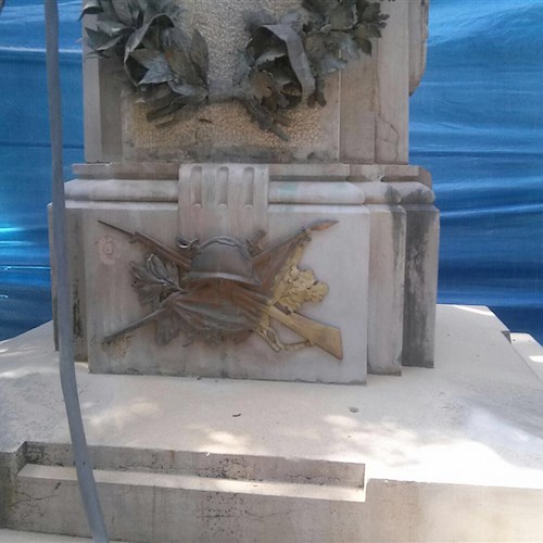 Minori, pensionato decide di restaurare Monumento ai Caduti. Il plauso del Sindaco /FOTO