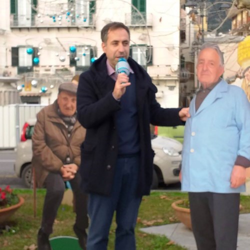 Minori, Peppino l'edicolante e Antonio il barbiere si aggiungono al presepe "urbano" sul lungomare 