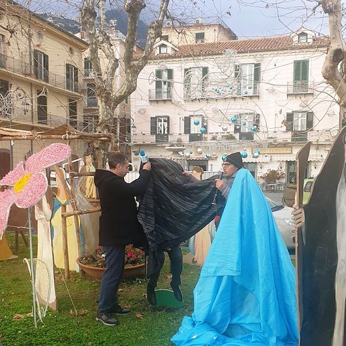 Minori, Peppino l'edicolante e Antonio il barbiere si aggiungono al presepe "urbano" sul lungomare 
