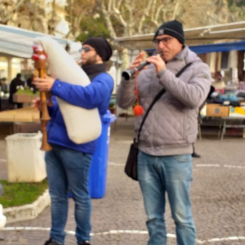 Minori, Peppino l'edicolante e Antonio il barbiere si aggiungono al presepe "urbano" sul lungomare 