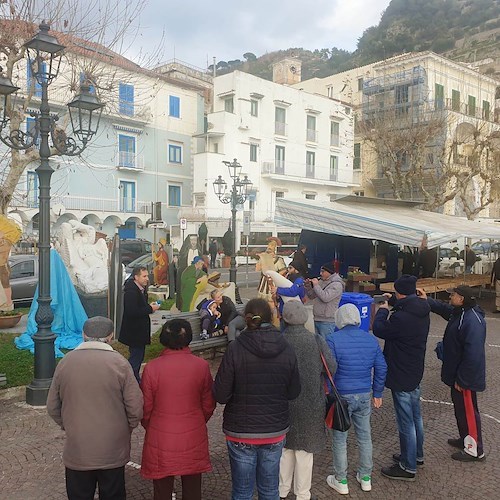 Minori, Peppino l'edicolante e Antonio il barbiere si aggiungono al presepe "urbano" sul lungomare 