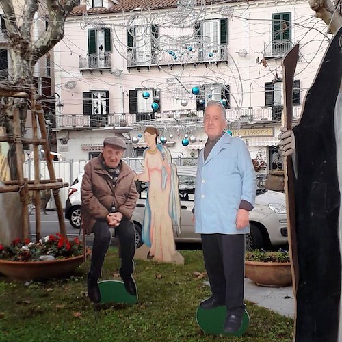 Minori, Peppino l'edicolante e Antonio il barbiere si aggiungono al presepe "urbano" sul lungomare 