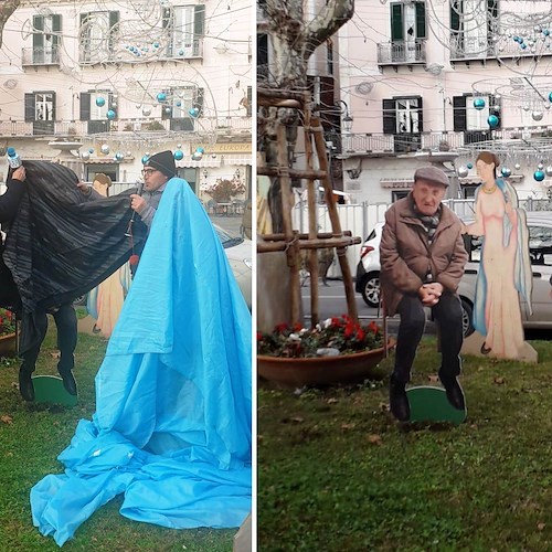Minori, Peppino l'edicolante e Antonio il barbiere si aggiungono al presepe "urbano" sul lungomare 