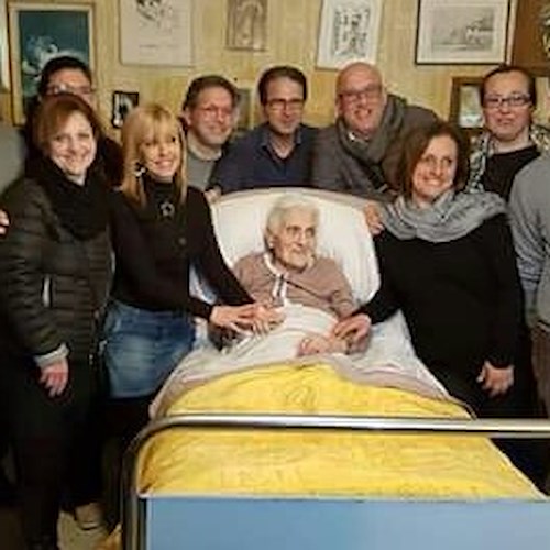 Minori, per i suoi 90 anni maestra Teresa Gambino festeggiata dai suoi ex alunni [FOTO]