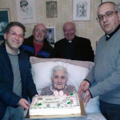 Minori, per i suoi 90 anni maestra Teresa Gambino festeggiata dai suoi ex alunni [FOTO]