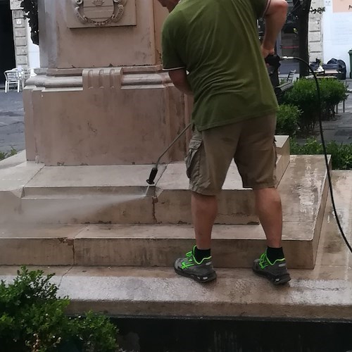 Minori, privati ripuliscono il Monumento ai Caduti di Piazza Cantilena