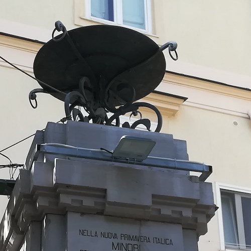 Minori, privati ripuliscono il Monumento ai Caduti di Piazza Cantilena