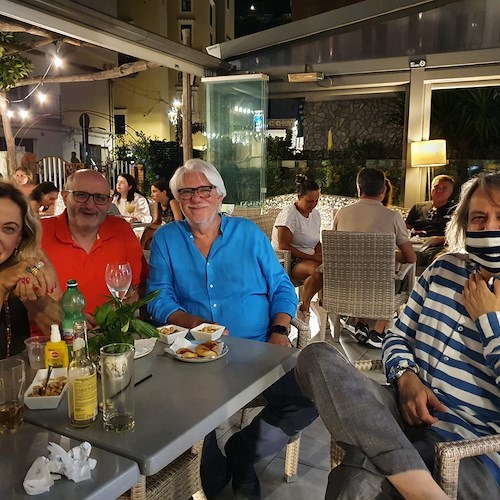 Minori. Ricky Tognazzi e Simona Izzo stregati dal liquore alle fragoline di bosco di Gambardella