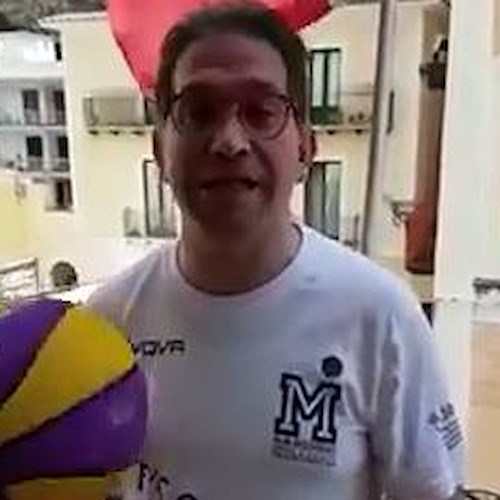 Minori, sindaco Reale si 'veste' da sportivo per incoraggiare i ragazzi del Basket [VIDEO]