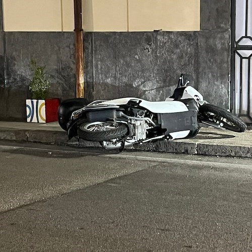 Minori, turista perde controllo dello scooter e investe una donna [FOTO]