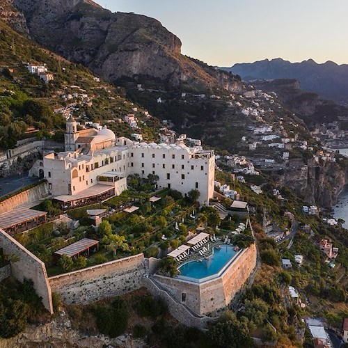 Monastero Santa Rosa primo hotel d'Italia: Bianca Sharma ringrazia il personale