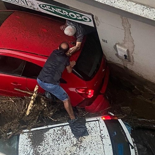 Monteforte Irpino rivive l'incubo dell'alluvione: fango invade strade, persone estratte dalle abitazioni allagate