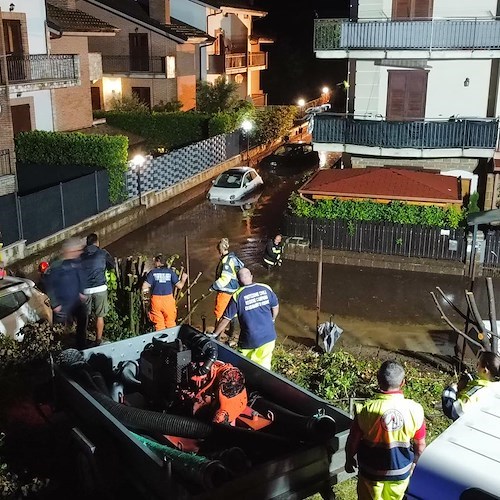 Monteforte Irpino rivive l'incubo dell'alluvione: fango invade strade, persone estratte dalle abitazioni allagate