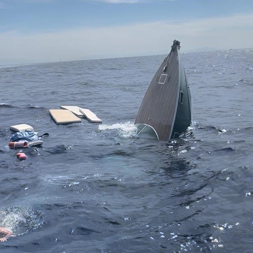 Motoscafo affonda al largo di Punta Campanella, due persone salvate dal comandante di una barca "Amalfi Sails"