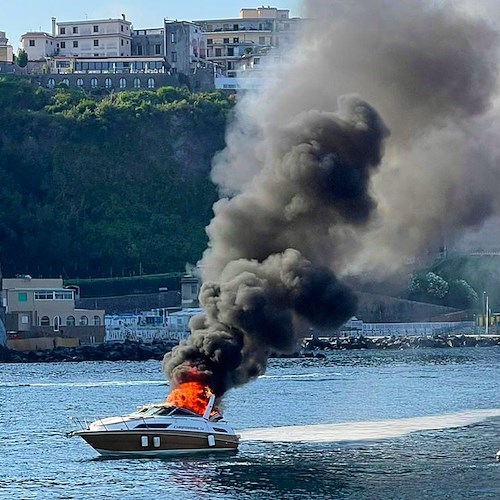 Motoscafo in fiamme a Piano di Sorrento: nessun ferito /FOTO