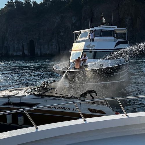 Motoscafo in fiamme a Piano di Sorrento: nessun ferito /FOTO