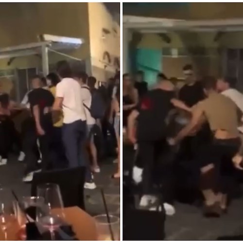 Movida violenta ad Amalfi, due gruppi di giovani si affrontano a calci tra i tavolini di un bar