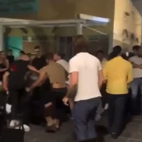 Movida violenta ad Amalfi, due gruppi di giovani si affrontano a calci tra i tavolini di un bar