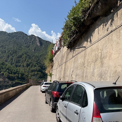 Auto parcheggiate in via Castello<br />&copy; Massimiliano D'Uva