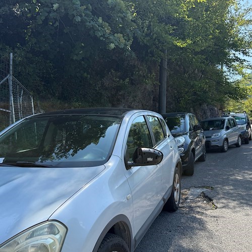 Via Castello, le auto sanzionate in divieto di sosta<br />&copy; Massimiliano D'Uva