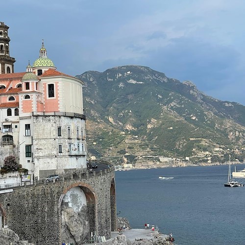 Multato per aver dato da mangiare ai gabbiani ad Atrani, si scatena l’odio sui social: «Poi piangete che è sceso il fiume!»