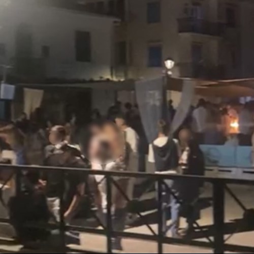 Musica e assembramenti a Erchie: Carabinieri interrompono party notturno. Guai per titolare del locale [FOTO]