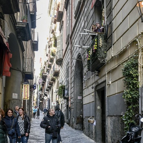 Napoli: neomelodico canta dal balcone e i vicini chiamano i Carabinieri
