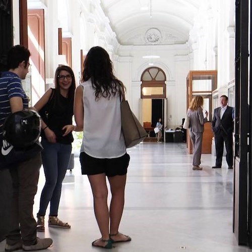 Napoli, ragazzo in bermuda ad una laurea: seduta sospesa