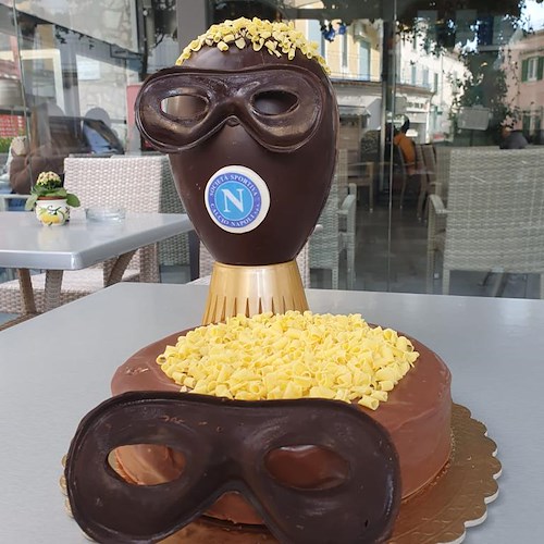 Napoli sempre più vicino allo scudetto: la Pasticceria Gambardella dedica una torta a Victor Osimhen