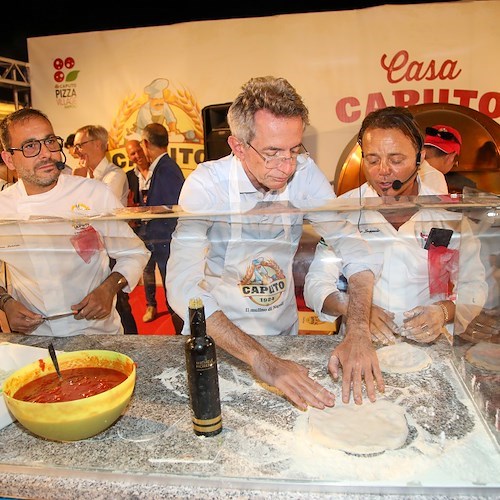 Napoli, Sindaco Manfredi si riscopre pizzaiolo al “Pizza Village”: «Evento straordinario, serve progettazione a lungo termine»