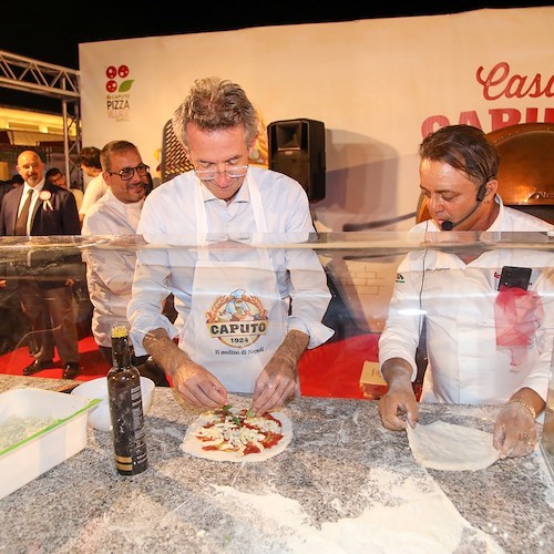 Napoli, Sindaco Manfredi si riscopre pizzaiolo al “Pizza Village”: «Evento straordinario, serve progettazione a lungo termine»