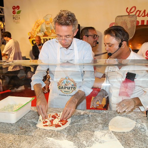 Napoli, Sindaco Manfredi si riscopre pizzaiolo al “Pizza Village”: «Evento straordinario, serve progettazione a lungo termine»