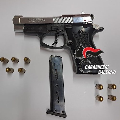 Nasconde pistola scacciacani modificata nel comodino: arrestato 71enne di Pagani