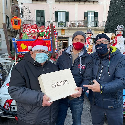 "Natale in 500", le auto storiche di Positano addobbate a festa giungono a Minori