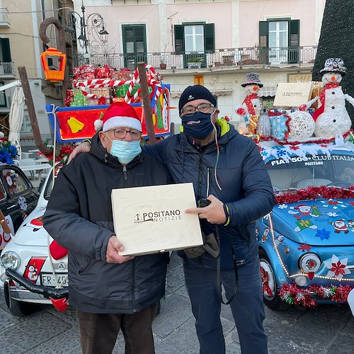 "Natale in 500", le auto storiche di Positano addobbate a festa giungono a Minori