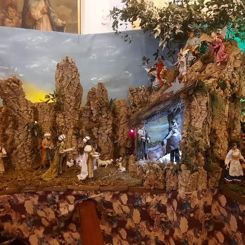 Natività a Santa Maria del Bando: deposto il bambinello nel Presepe allestito nel Santuario /Foto /Video