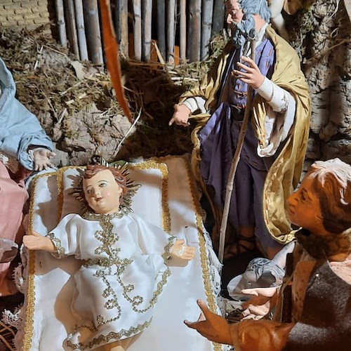 Natività a Santa Maria del Bando: deposto il bambinello nel Presepe allestito nel Santuario /Foto /Video